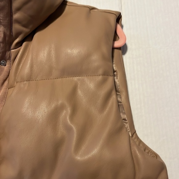 Abercrombie & Fitch-L-Tan-vegan leather, sleeveless, oversized, puffer, vest. - Picture 6 of 12
